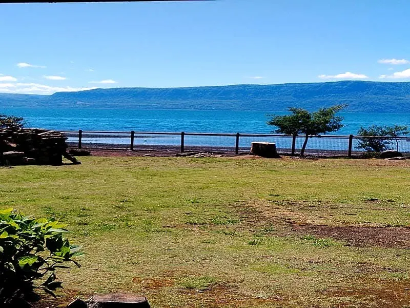 Áreas verdes y acceso al lago Villarrica