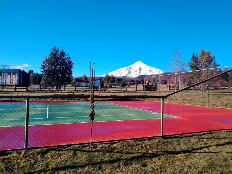 Cancha de tenis con vista al volcán